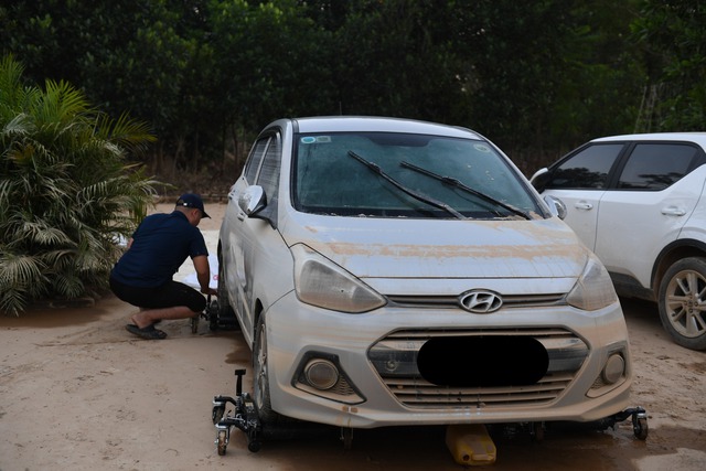 Xe ngâm lũ 3 ngày đặc kín bùn đất, nằm la liệt ở Thái Nguyên: Cứu hộ căng mình giải cứu- Ảnh 6. Xe ngâm lũ 3 ngày đặc kín bùn đất, nằm la liệt ở Thái Nguyên: Cứu hộ căng mình giải cứu- Ảnh 6.