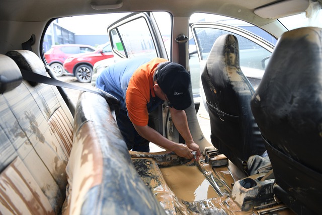 Xe ngâm lũ 3 ngày đặc kín bùn đất, nằm la liệt ở Thái Nguyên: Cứu hộ căng mình giải cứu- Ảnh 8. Xe ngâm lũ 3 ngày đặc kín bùn đất, nằm la liệt ở Thái Nguyên: Cứu hộ căng mình giải cứu- Ảnh 8.