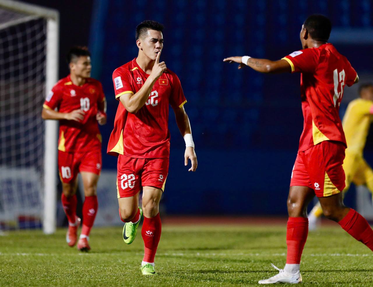Đội hình Việt Nam vs Nepal: HLV Kim Sang-sik “xoay bài” mạnh mẽ?- Ảnh 1. Đội hình Việt Nam vs Nepal: HLV Kim Sang-sik “xoay bài” mạnh mẽ?- Ảnh 1.