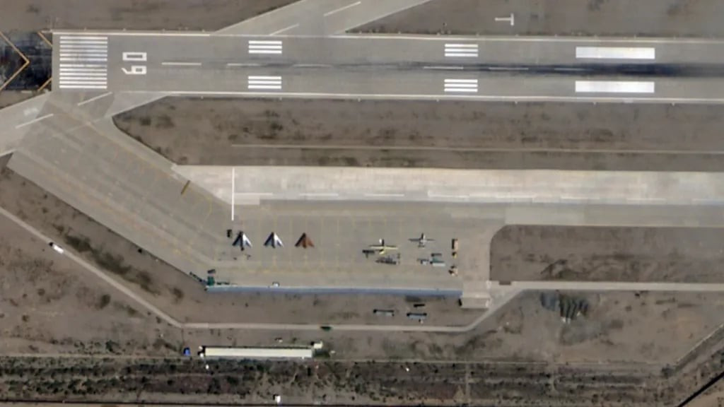 H&agrave;ng loạt m&aacute;y bay chiến đấu kh&ocirc;ng người l&aacute;i Trung Quốc xuất hiện tại căn cứ kh&ocirc;ng qu&acirc;n T&acirc;y Tạng- Ảnh 1.