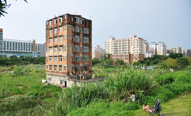 Tòa nhà 1000m2 từ chối hơn 74 tỷ đồng tiền đền bù, không chịu di dời khiến đại dự án bị “đắp chiếu” suốt 7 năm: “Nhà tôi giá trị gấp nhiều lần con số đó”- Ảnh 2. Tòa nhà 1000m2 từ chối hơn 74 tỷ đồng tiền đền bù, không chịu di dời khiến đại dự án bị “đắp chiếu” suốt 7 năm: “Nhà tôi giá trị gấp nhiều lần con số đó”- Ảnh 2.