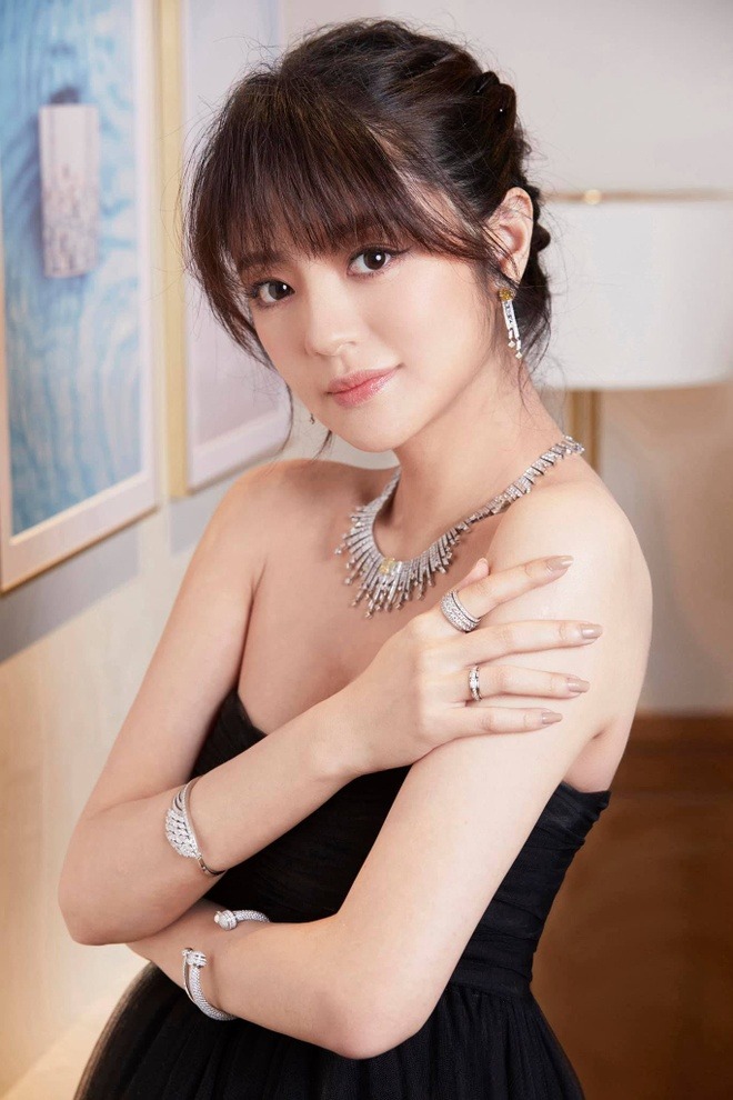 "Nữ diễn viên phim giờ vàng" khóc đến ngất xỉu khi chồng đại gia bị bắt- Ảnh 1. "Nữ diễn viên phim giờ vàng" khóc đến ngất xỉu khi chồng đại gia bị bắt- Ảnh 1.