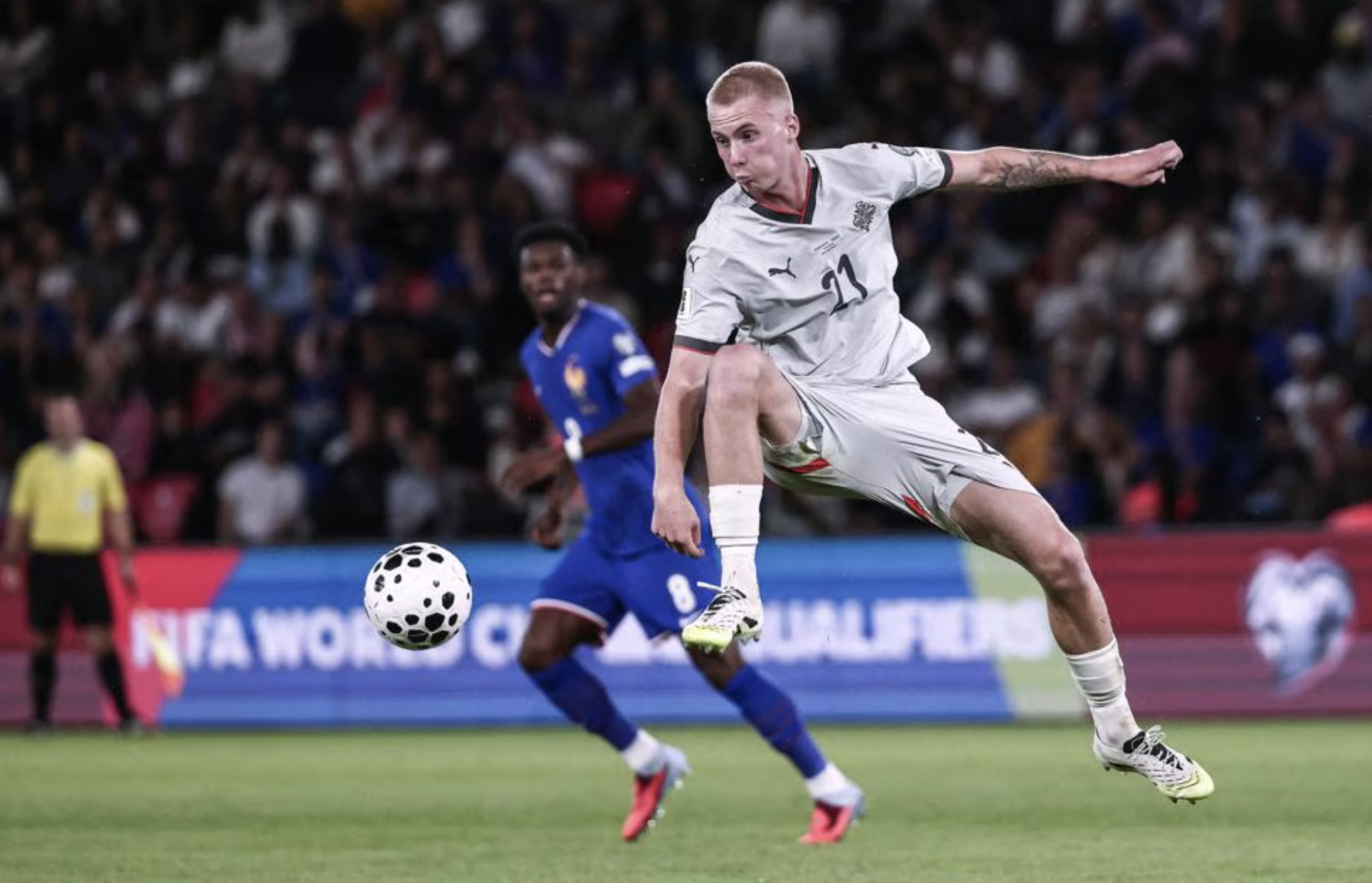 Iceland cầm hòa cựu vô địch thế giới, "Gà trống Gaulois" chưa có vé World Cup- Ảnh 1. Iceland cầm hòa cựu vô địch thế giới, "Gà trống Gaulois" chưa có vé World Cup- Ảnh 1.