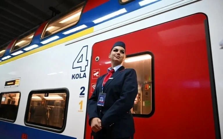 Chúng ta đang sống trong thời đại mà mua điện thoại đắt tiền là "dại dột": Trước có Samsung, giờ là iPhone- Ảnh 4.