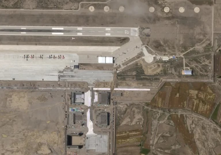 H&agrave;ng loạt m&aacute;y bay chiến đấu kh&ocirc;ng người l&aacute;i Trung Quốc xuất hiện tại căn cứ kh&ocirc;ng qu&acirc;n T&acirc;y Tạng- Ảnh 2.