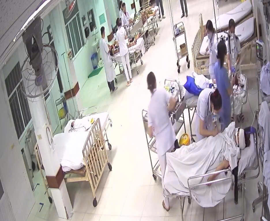 Bé gái 11 tháng tuổi trong vụ tai nạn trên đường từ Quảng Ngãi đi Đà Nẵng khám bệnh đã tử vong- Ảnh 2.