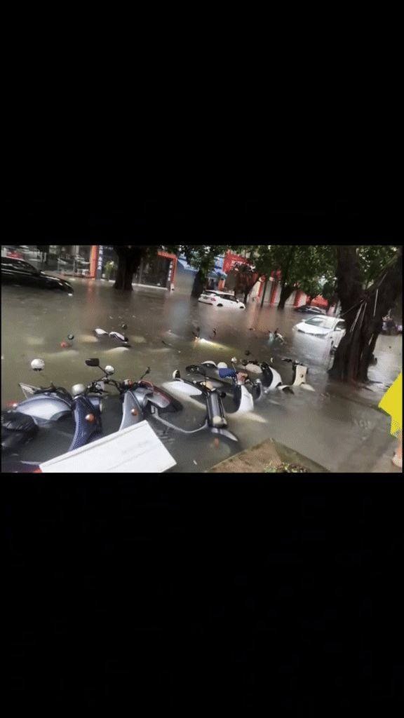 Cảnh tượng mưa ngập ở Thượng Hải khiến nhiều người giật mình, nhận xét: "Thật sự không tin nổi"- Ảnh 1. Cảnh tượng mưa ngập ở Thượng Hải khiến nhiều người giật mình, nhận xét: "Thật sự không tin nổi"- Ảnh 1.