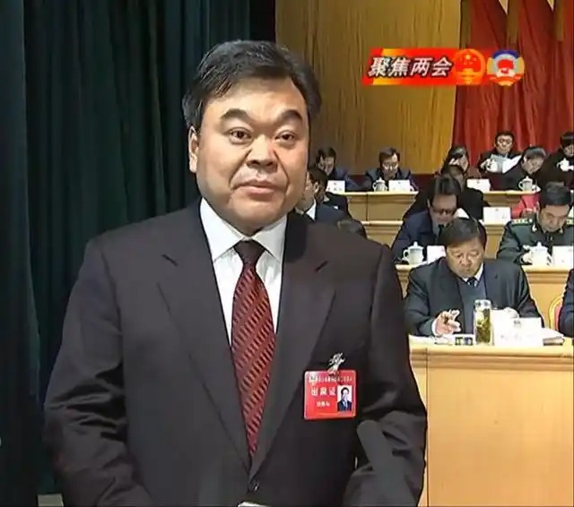 B&iacute; thư ở Trung Quốc vừa ph&aacute;t biểu vừa kh&oacute;c, khiến hơn ngh&igrave;n c&aacute;n bộ chực tr&agrave;o nước mắt- Ảnh 1.