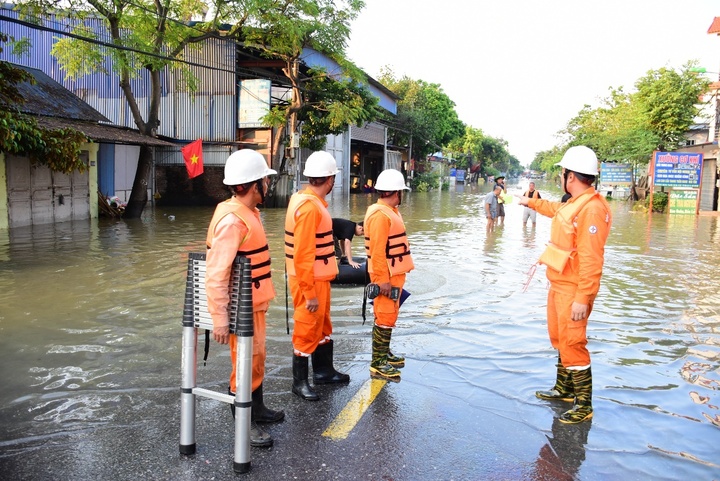 Nước sông rút chậm, Hà Nội còn gần 10.000 khách hàng chưa được cấp điện- Ảnh 1. Nước sông rút chậm, Hà Nội còn gần 10.000 khách hàng chưa được cấp điện- Ảnh 1.