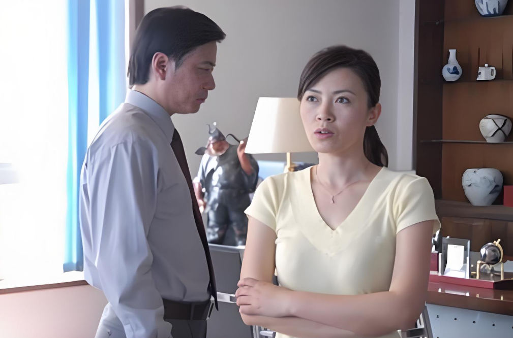 Nửa đêm chồng bỗng bật dậy đập nát điện thoại của tôi rồi ôm đầu lý nhí nói một câu khiến tôi ứa nước mắt thương anh- Ảnh 1.