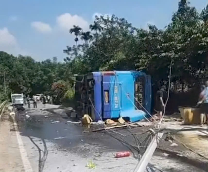 Lật xe khách, 2 người chết và nhiều người bị thương- Ảnh 1.