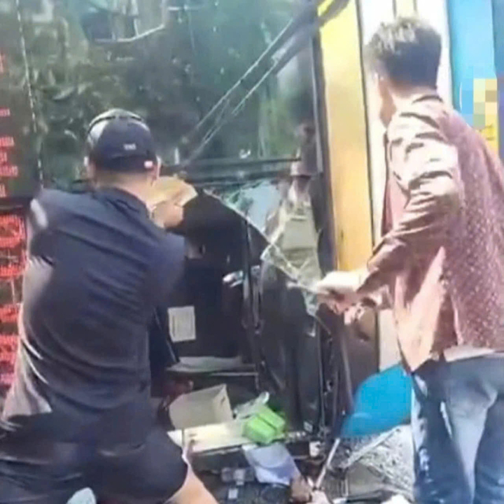 Danh tính 3 nạn nhân tử vong trong vụ lật xe khách ở Lào Cai- Ảnh 2. Danh tính 3 nạn nhân tử vong trong vụ lật xe khách ở Lào Cai- Ảnh 2.
