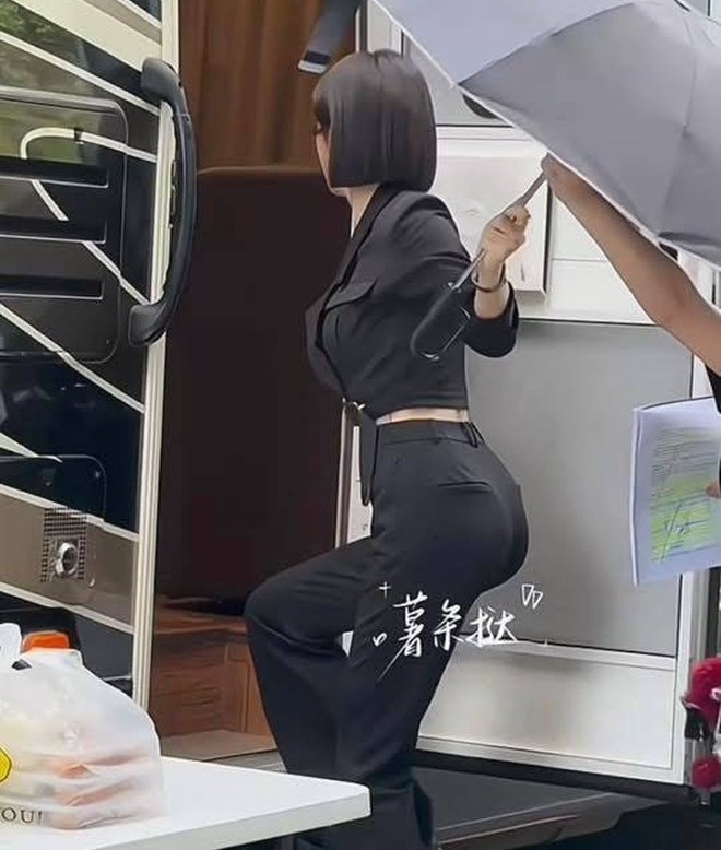 Vòng eo 'mỏng như tờ giấy A4' của Tần Lam- Ảnh 1.