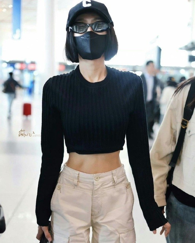 Vòng eo 'mỏng như tờ giấy A4' của Tần Lam- Ảnh 2.
