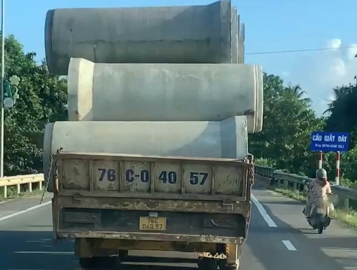 Thót tim xe tải chở cống bi chất cao như 'núi', không chằng buộc ở Quảng Ngãi- Ảnh 1.