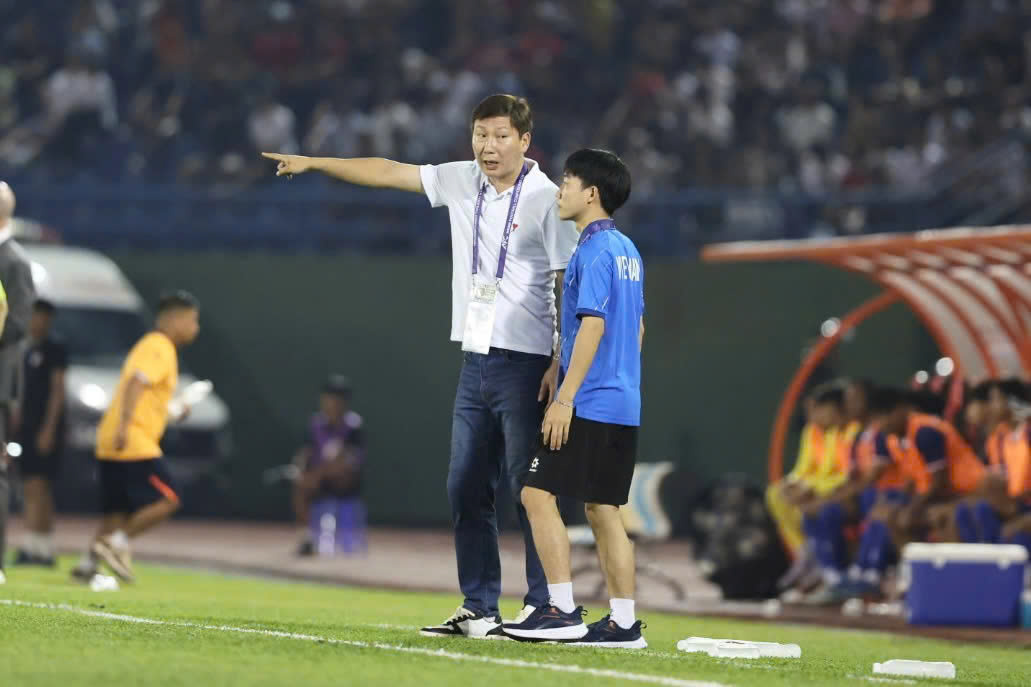 HLV Kim Sang-sik: "Tuyển Việt Nam sút 20 lần chỉ vào 3, đó thực sự là vấn đề"- Ảnh 2. HLV Kim Sang-sik: "Tuyển Việt Nam sút 20 lần chỉ vào 3, đó thực sự là vấn đề"- Ảnh 2.