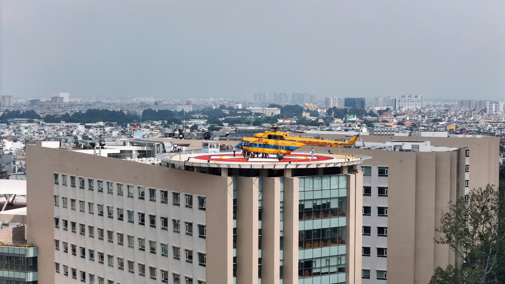 Một bệnh viện sở hữu 2 sân bay trực thăng cấp cứu đường không- Ảnh 6. Một bệnh viện sở hữu 2 sân bay trực thăng cấp cứu đường không- Ảnh 6.