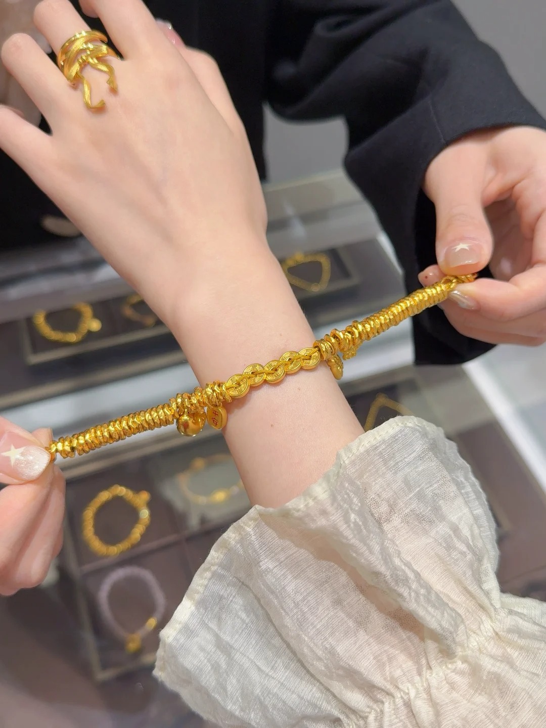 Có nên mua vòng tay vàng chế tác? Bạn cần cực kỳ chú ý điều này để tránh “sập bẫy”- Ảnh 4.