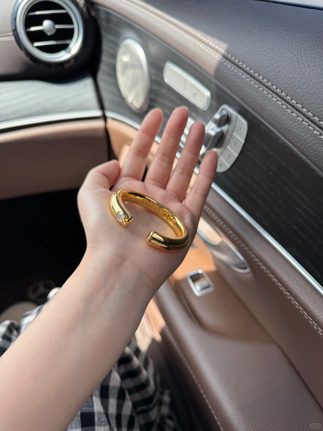 Có nên mua vòng tay vàng chế tác? Bạn cần cực kỳ chú ý điều này để tránh “sập bẫy”- Ảnh 6.