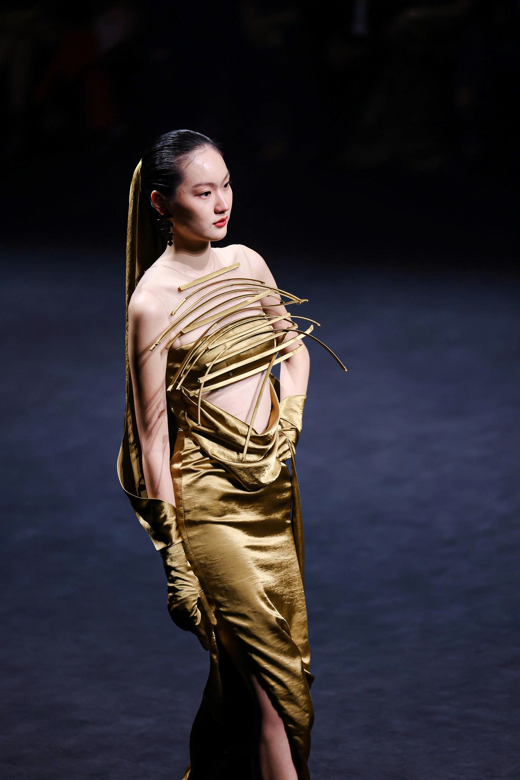 Hoàng Thùy được dát vàng lên người khi trình diễn trang phục của Bùi Thanh Hương ở Thượng Hải- Ảnh 6. Hoàng Thùy được dát vàng lên người khi trình diễn trang phục của Bùi Thanh Hương ở Thượng Hải- Ảnh 6.