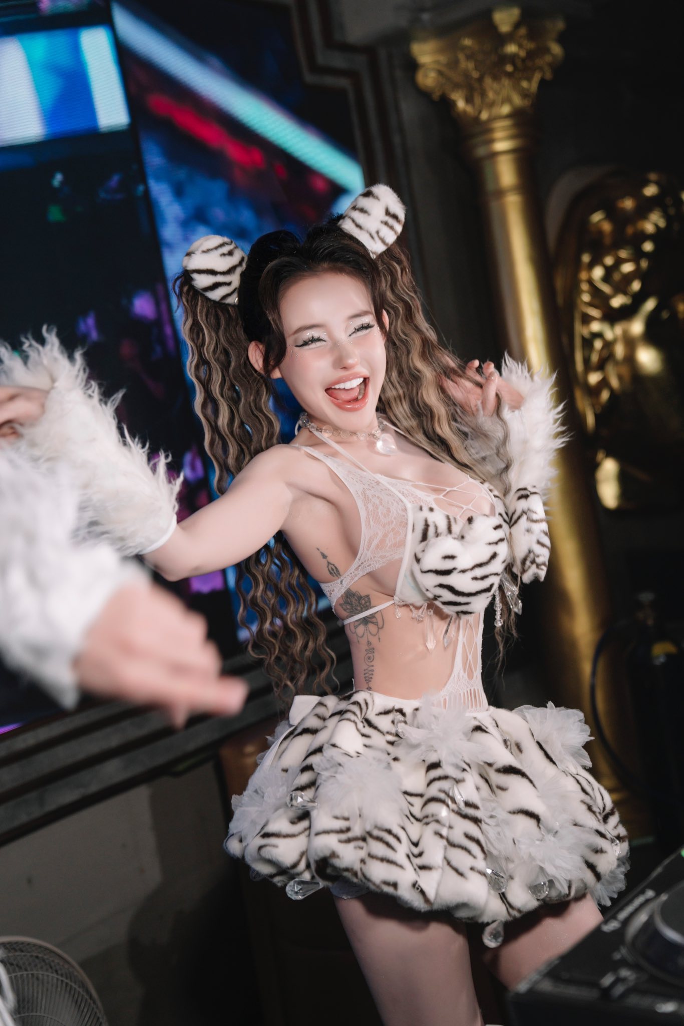 Ngân 98 luôn cố tình hở bạo, phản cảm quá đà- Ảnh 4. Ngân 98 luôn cố tình hở bạo, phản cảm quá đà- Ảnh 4.