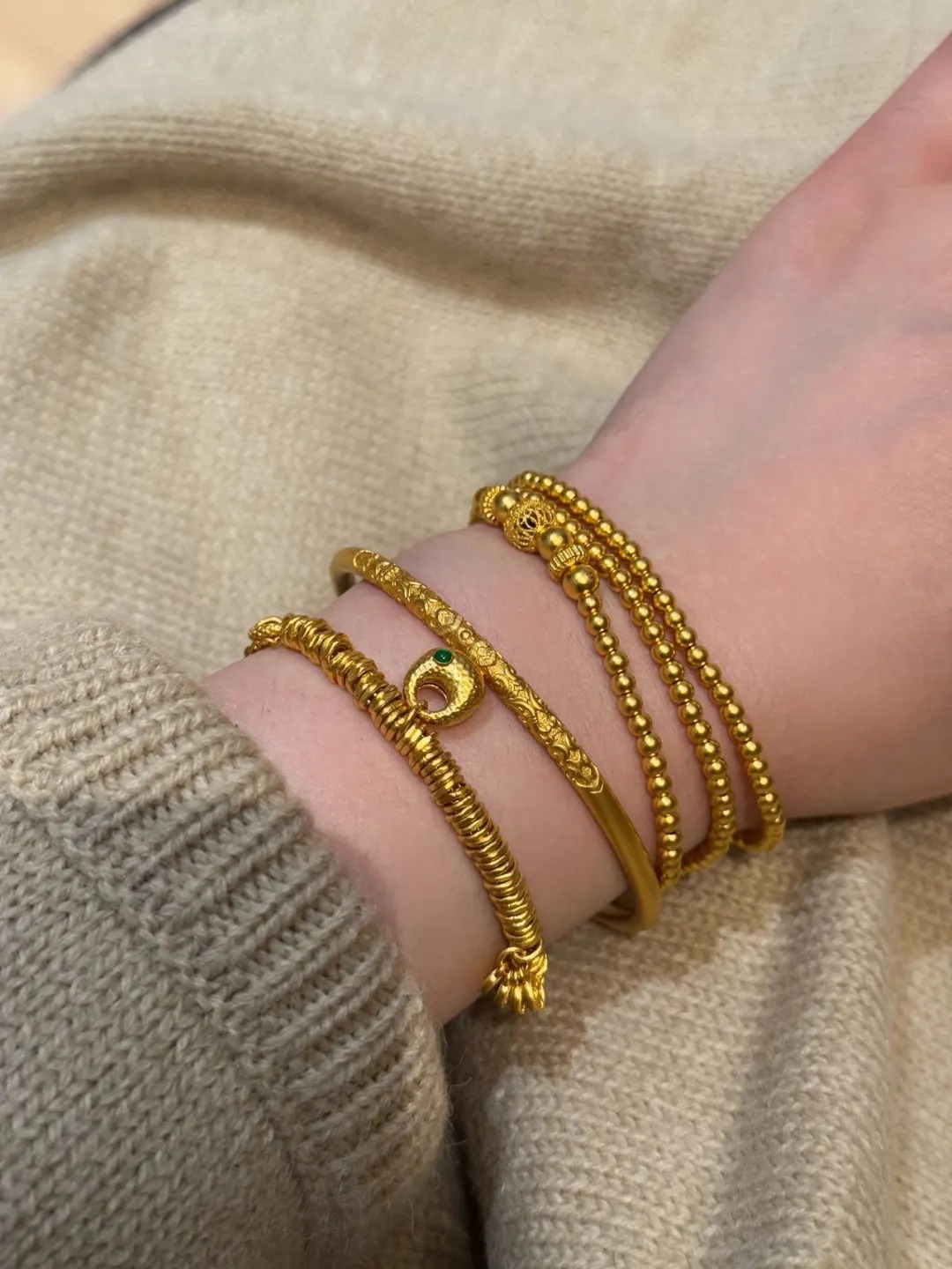 Có nên mua vòng tay vàng chế tác? Bạn cần cực kỳ chú ý điều này để tránh “sập bẫy”- Ảnh 3.