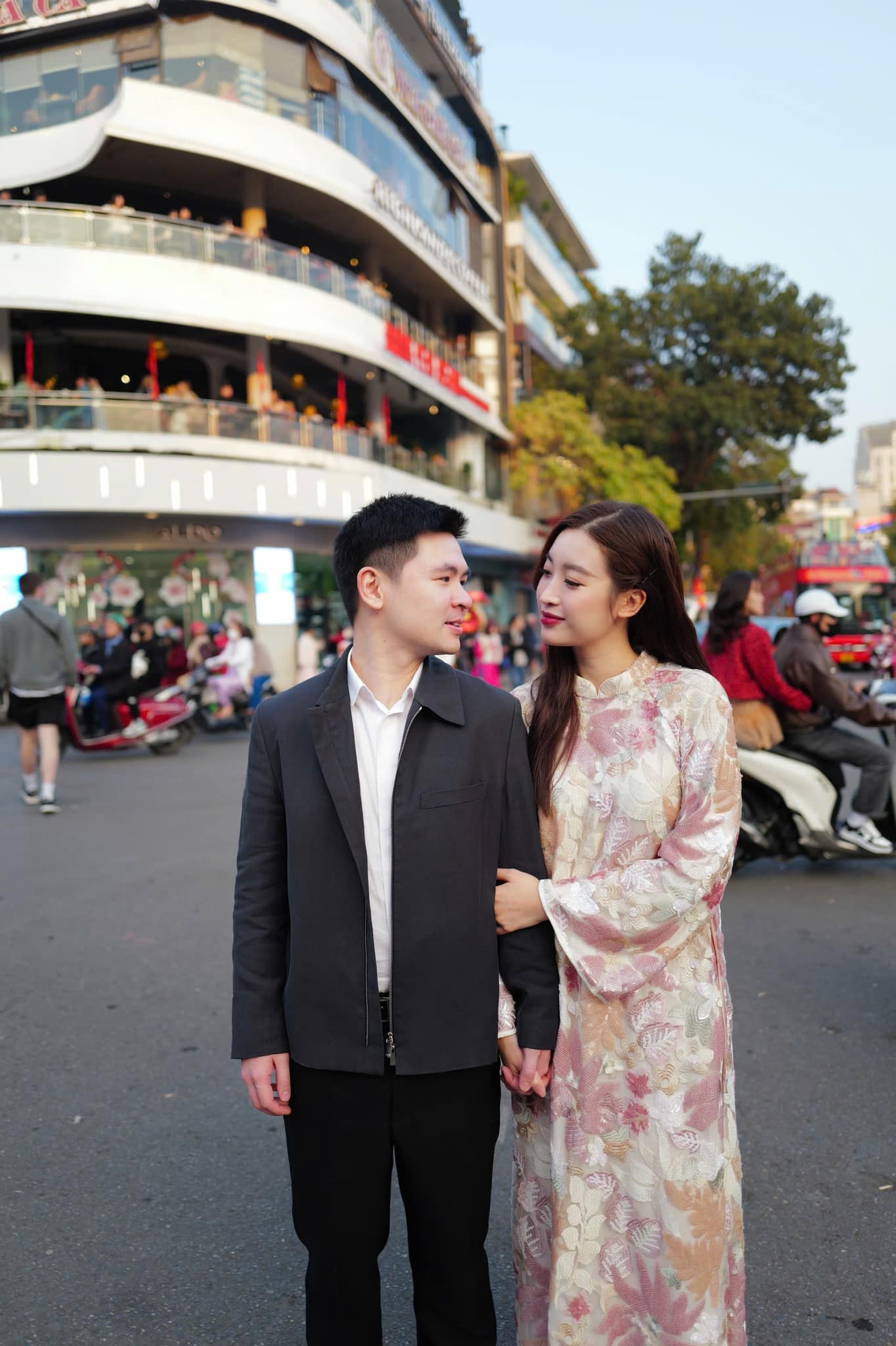 Thiếu gia Đỗ Vinh Quang chúc sinh nhật Đỗ Mỹ Linh cực tình, nhìn visual vợ chồng chủ tịch - hoa hậu thấy mê!- Ảnh 4. Thiếu gia Đỗ Vinh Quang chúc sinh nhật Đỗ Mỹ Linh cực tình, nhìn visual vợ chồng chủ tịch - hoa hậu thấy mê!- Ảnh 4.