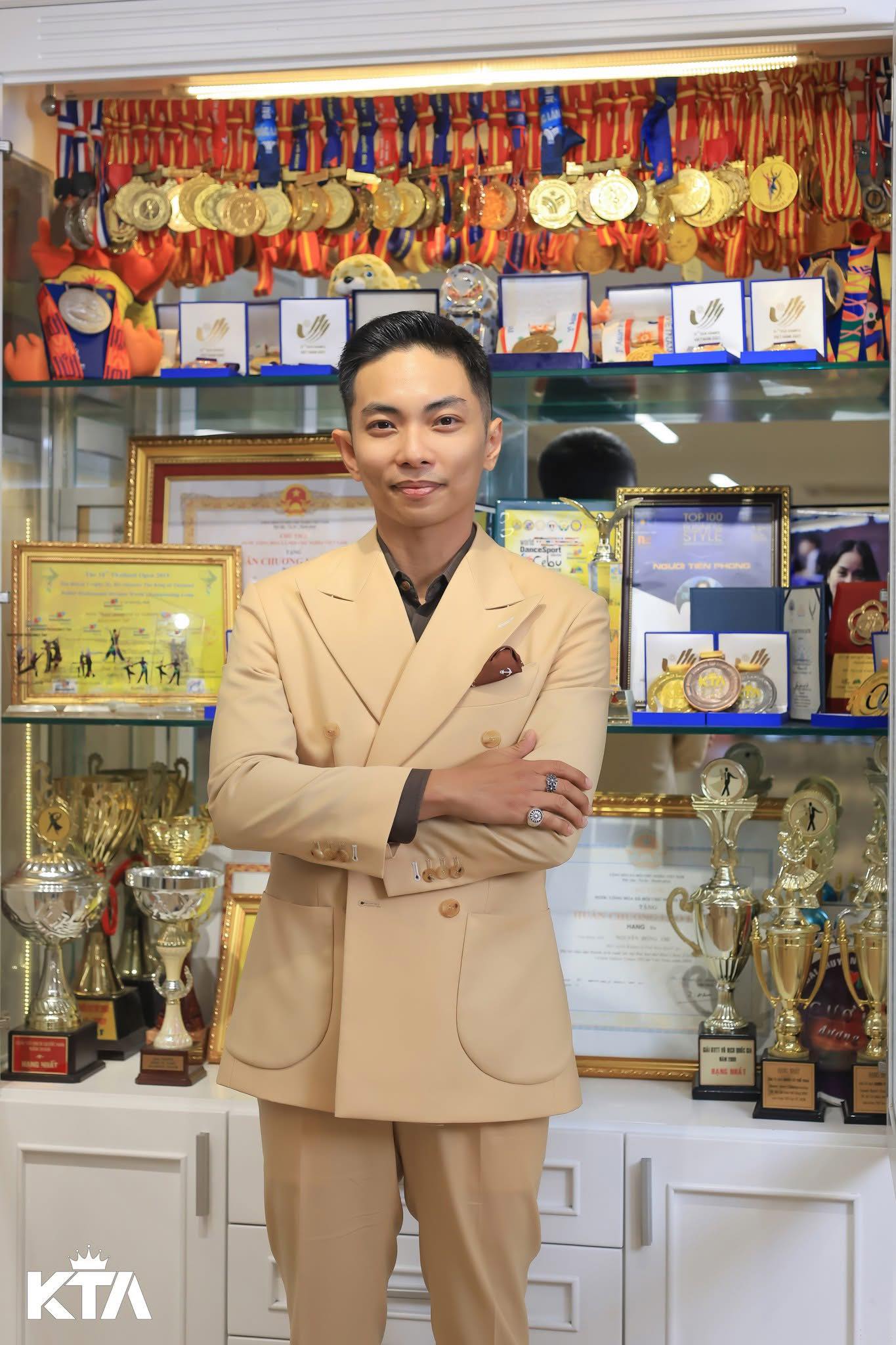 Phan Hiển: "U40 rồi mà quẩy vẫn OK"- Ảnh 2. Phan Hiển: "U40 rồi mà quẩy vẫn OK"- Ảnh 2.