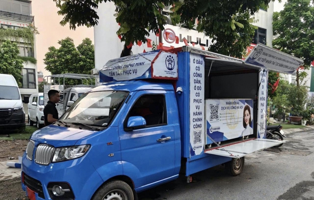 Từ hôm nay, Hà Nội giải quyết thủ tục đất đai, đăng ký định danh điện tử VNeID trên xe lưu động - Ảnh 1. Từ hôm nay, Hà Nội giải quyết thủ tục đất đai, đăng ký định danh điện tử VNeID trên xe lưu động - Ảnh 1.