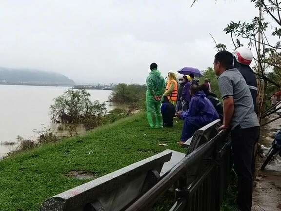 Bố ôm 2 con nhỏ nghi nhảy sông giữa đêm ở Nghệ An: Đau xót thứ để lại trên bờ- Ảnh 3. Bố ôm 2 con nhỏ nghi nhảy sông giữa đêm ở Nghệ An: Đau xót thứ để lại trên bờ- Ảnh 3.