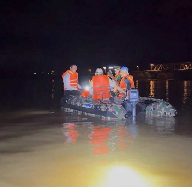 Bố ôm 2 con nhỏ nghi nhảy sông giữa đêm ở Nghệ An: Đau xót thứ để lại trên bờ- Ảnh 2. Bố ôm 2 con nhỏ nghi nhảy sông giữa đêm ở Nghệ An: Đau xót thứ để lại trên bờ- Ảnh 2.