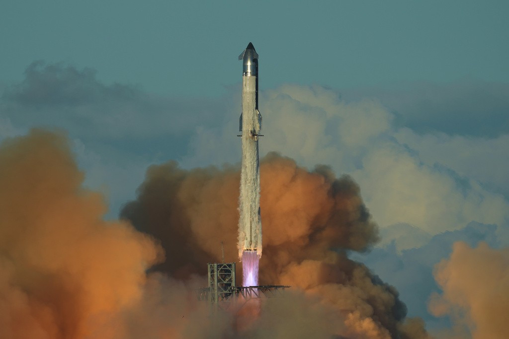 SpaceX phóng tên lửa lớn nhất lịch sử lên vũ trụ- Ảnh 1. SpaceX phóng tên lửa lớn nhất lịch sử lên vũ trụ- Ảnh 1.