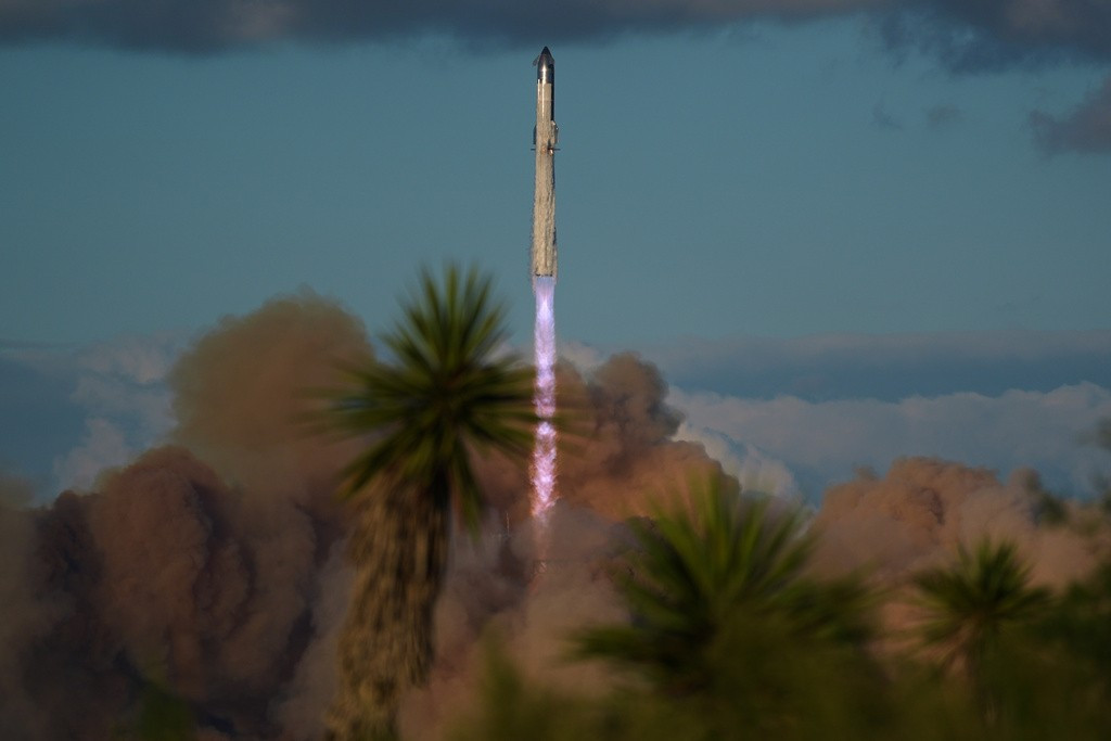 SpaceX phóng tên lửa lớn nhất lịch sử lên vũ trụ- Ảnh 2. SpaceX phóng tên lửa lớn nhất lịch sử lên vũ trụ- Ảnh 2.