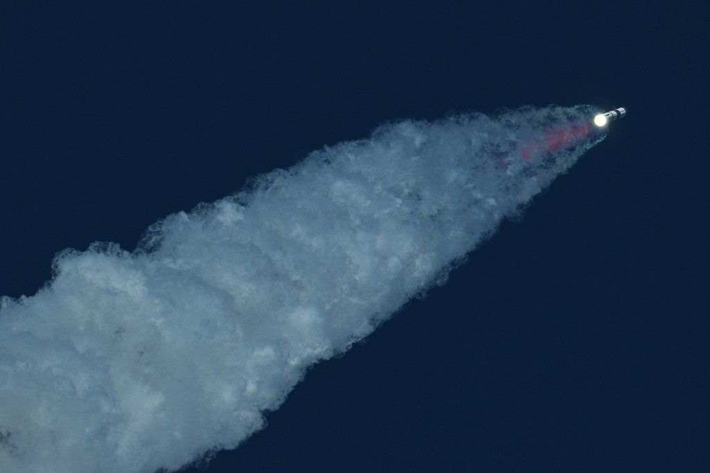 SpaceX phóng tên lửa lớn nhất lịch sử lên vũ trụ- Ảnh 4. SpaceX phóng tên lửa lớn nhất lịch sử lên vũ trụ- Ảnh 4.