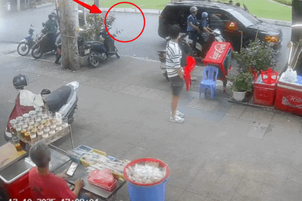 Toàn bộ cảnh Ngân 98 bị bắt trên đường được camera nhà dân ghi lại, hình ảnh cuối như thế này sao?- Ảnh 6. Toàn bộ cảnh Ngân 98 bị bắt trên đường được camera nhà dân ghi lại, hình ảnh cuối như thế này sao?- Ảnh 6.