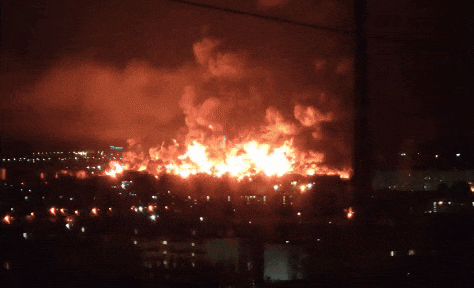 Kho dầu của Nga bốc ch&aacute;y ng&ugrave;n ngụt khi Ukraine mở cuộc tấn c&ocirc;ng Crimea