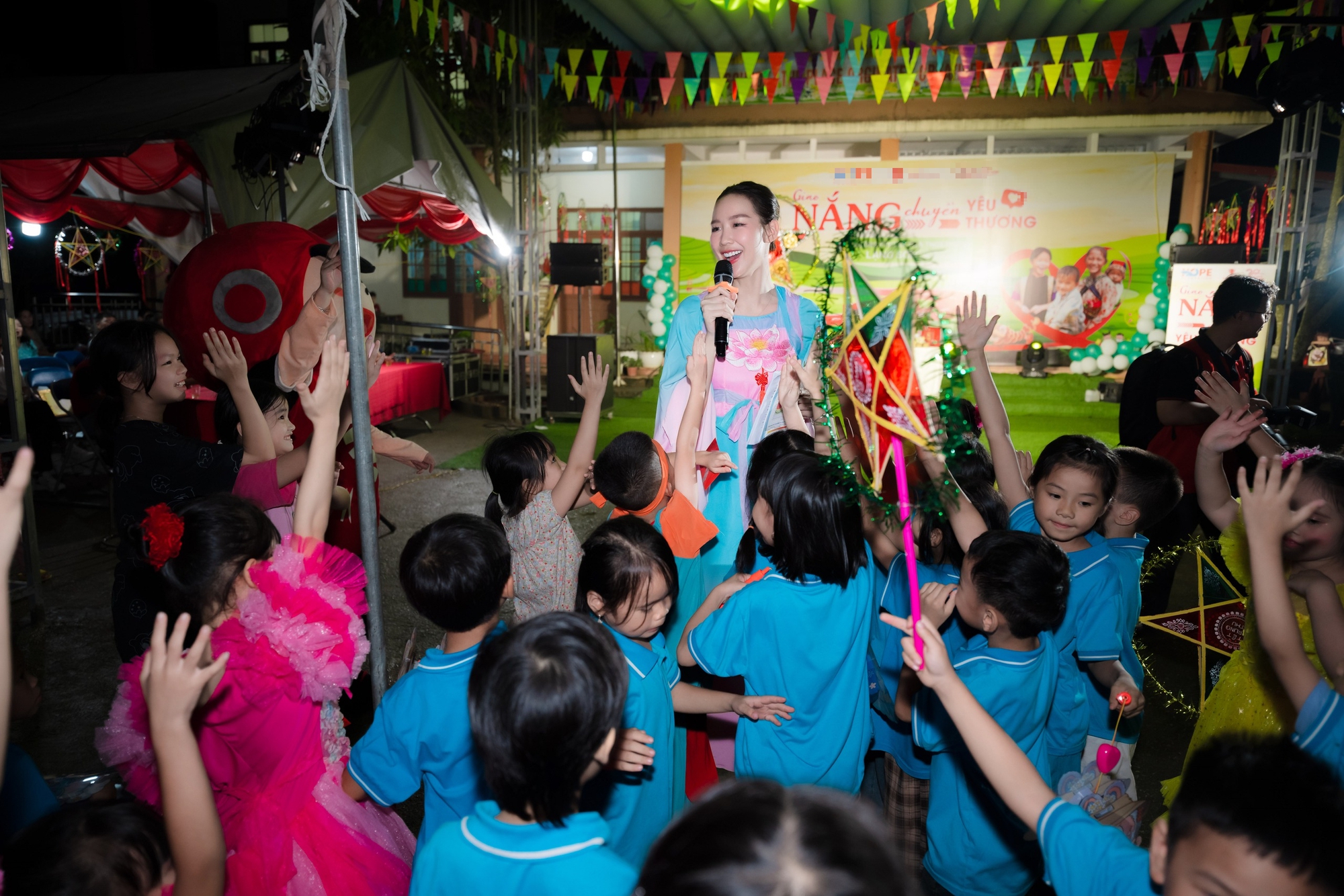 Hoa Hậu Bảo Ngọc “giao nắng, chuyển yêu thương” đến trẻ em vùng lũ tại Lạng Sơn và Quảng Ninh- Ảnh 2. Hoa Hậu Bảo Ngọc “giao nắng, chuyển yêu thương” đến trẻ em vùng lũ tại Lạng Sơn và Quảng Ninh- Ảnh 2.
