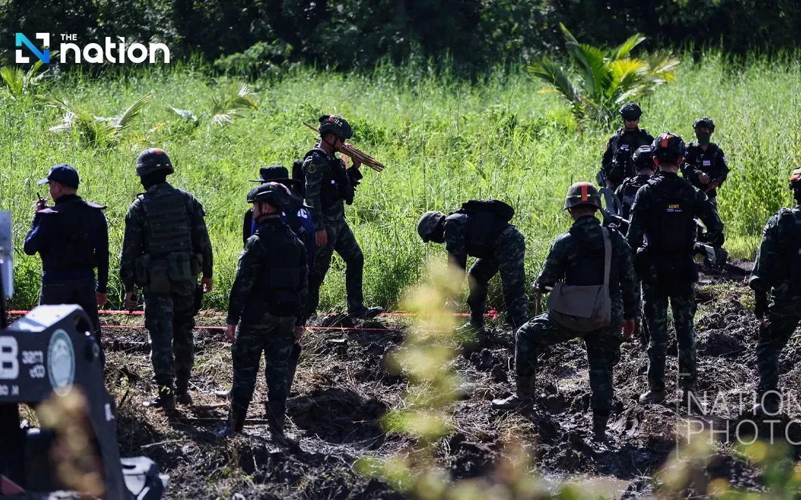 Qu&acirc;n đội Th&aacute;i Lan d&ograve; m&igrave;n tại một khu vực bi&ecirc;n giới gi&aacute;p Campuchia (Ảnh: The Nation)