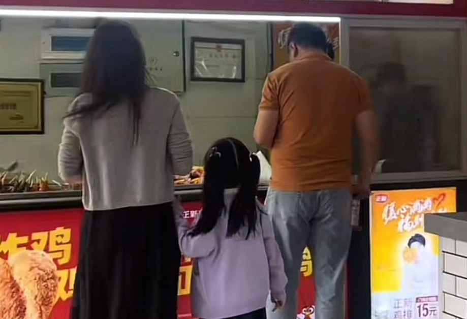 Nhìn hai mẹ con bên quầy đồ ăn vặt, tôi chợt hiểu: Vì sao có những đứa trẻ cả đời cũng không khá lên nổi- Ảnh 2. Nhìn hai mẹ con bên quầy đồ ăn vặt, tôi chợt hiểu: Vì sao có những đứa trẻ cả đời cũng không khá lên nổi- Ảnh 2.