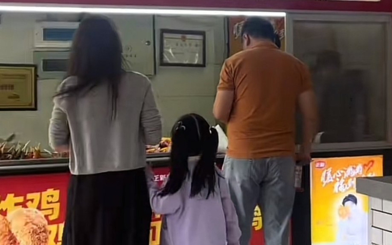 Nhìn hai mẹ con bên quầy đồ ăn vặt, tôi chợt hiểu: Vì sao có những đứa trẻ cả đời cũng không khá lên nổi- Ảnh 1. Nhìn hai mẹ con bên quầy đồ ăn vặt, tôi chợt hiểu: Vì sao có những đứa trẻ cả đời cũng không khá lên nổi- Ảnh 1.