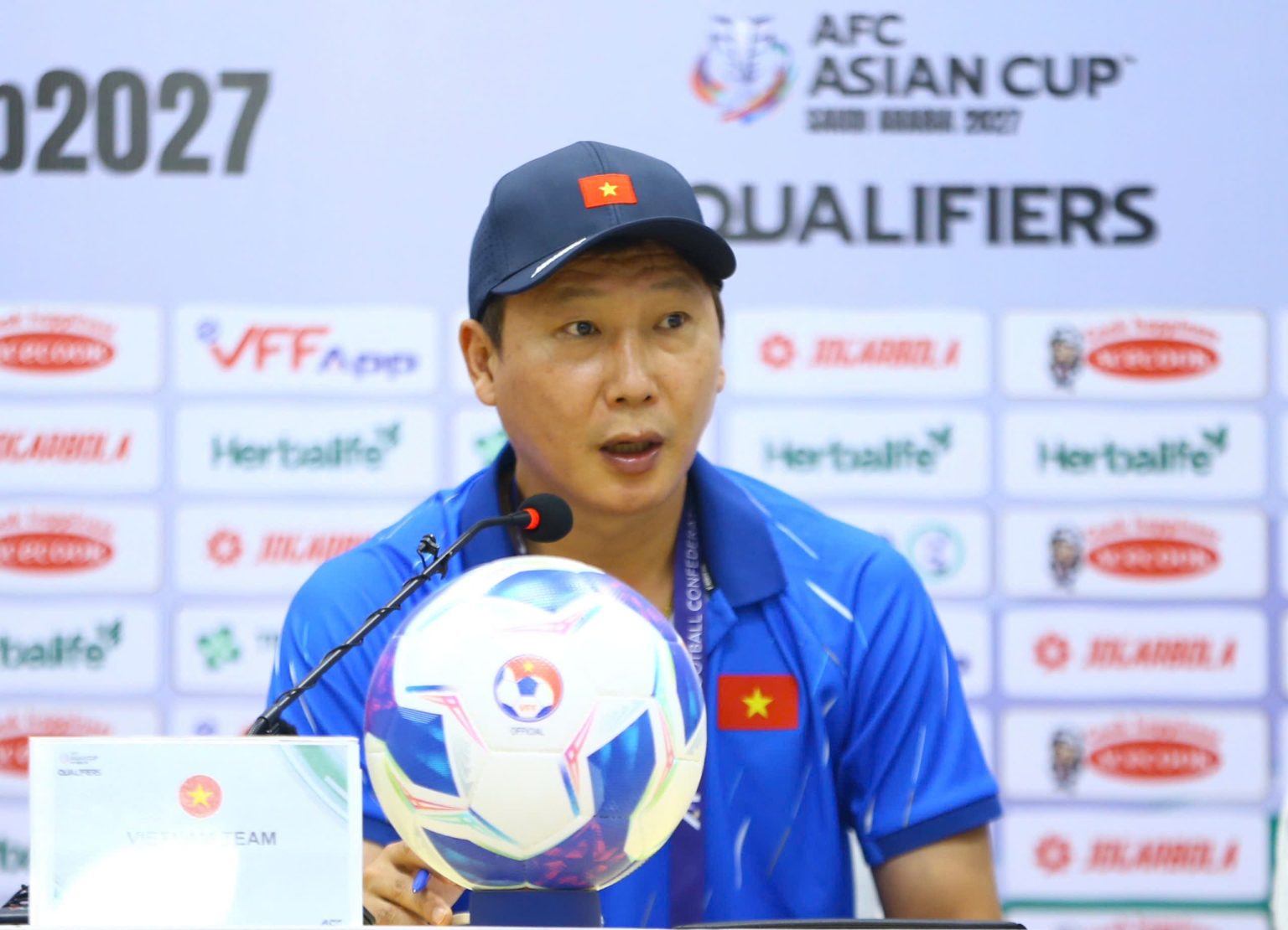 HLV Kim Sang-sik: "Mặt sân xấu quá, tuyển Việt Nam đá không nổi"- Ảnh 2. HLV Kim Sang-sik: "Mặt sân xấu quá, tuyển Việt Nam đá không nổi"- Ảnh 2.
