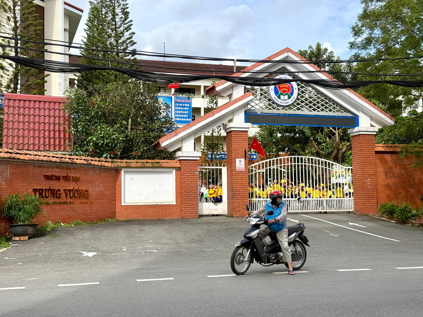 Vụ dân tố 'thực phẩm bẩn' tuồn vào trường học: Tiếp tục đình chỉ công tác hiệu trưởng- Ảnh 1.