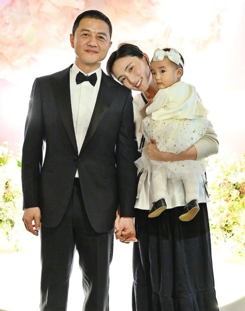 Lý Á Bằng ly hôn vợ kém 19 tuổi, ôm khoản nợ khổng lồ- Ảnh 1. Lý Á Bằng ly hôn vợ kém 19 tuổi, ôm khoản nợ khổng lồ- Ảnh 1.