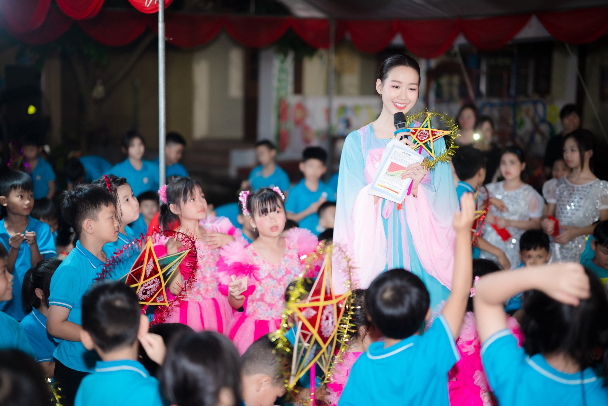 Hoa Hậu Bảo Ngọc “giao nắng, chuyển yêu thương” đến trẻ em vùng lũ tại Lạng Sơn và Quảng Ninh- Ảnh 3. Hoa Hậu Bảo Ngọc “giao nắng, chuyển yêu thương” đến trẻ em vùng lũ tại Lạng Sơn và Quảng Ninh- Ảnh 3.