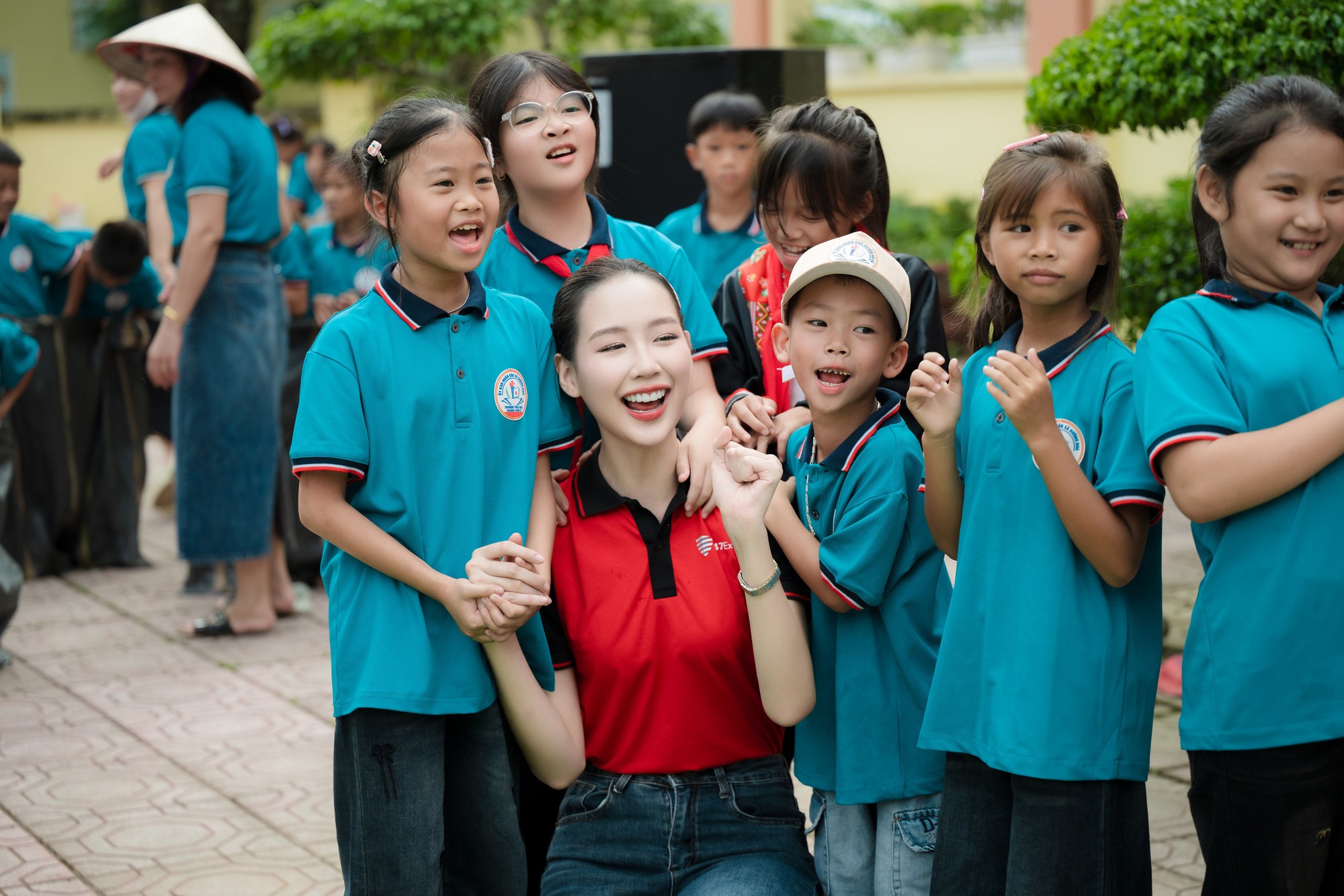 Hoa Hậu Bảo Ngọc “giao nắng, chuyển yêu thương” đến trẻ em vùng lũ tại Lạng Sơn và Quảng Ninh- Ảnh 4. Hoa Hậu Bảo Ngọc “giao nắng, chuyển yêu thương” đến trẻ em vùng lũ tại Lạng Sơn và Quảng Ninh- Ảnh 4.