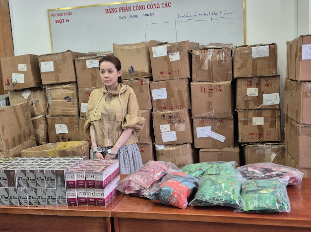 Khám nhà Ngân 98, công an niêm phong, đưa 1 két sắt về trụ sở điều tra- Ảnh 2.