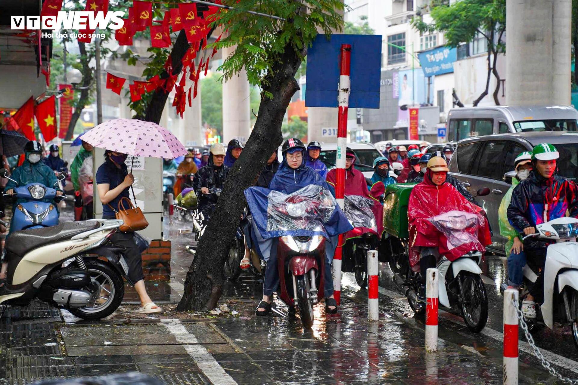 Dân công sở vất vả 'bò từng mét' giữa mưa tầm tã ở Hà Nội- Ảnh 9. Dân công sở vất vả 'bò từng mét' giữa mưa tầm tã ở Hà Nội- Ảnh 9.