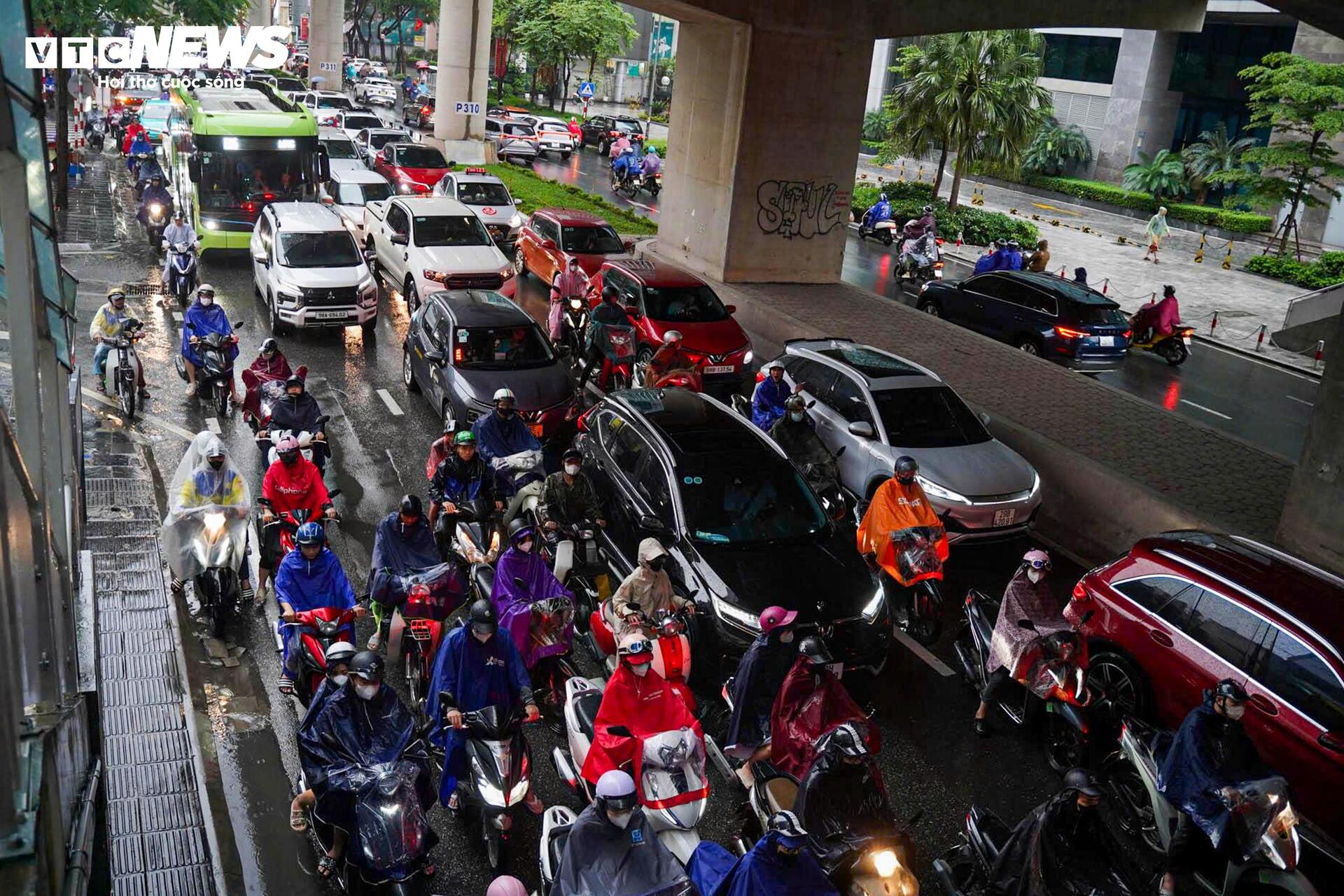 Dân công sở vất vả 'bò từng mét' giữa mưa tầm tã ở Hà Nội- Ảnh 8. Dân công sở vất vả 'bò từng mét' giữa mưa tầm tã ở Hà Nội- Ảnh 8.