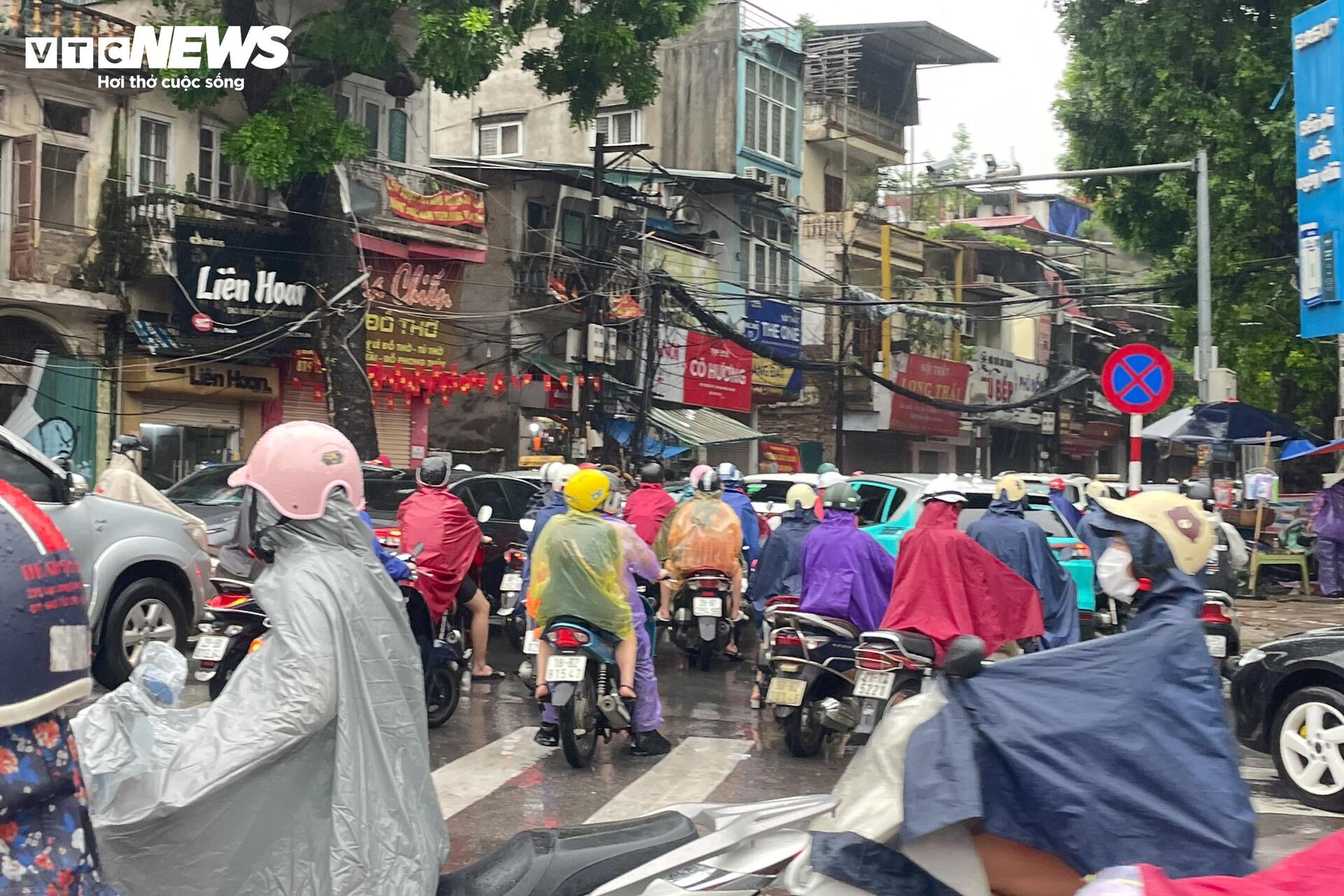 Dân công sở vất vả 'bò từng mét' giữa mưa tầm tã ở Hà Nội- Ảnh 6. Dân công sở vất vả 'bò từng mét' giữa mưa tầm tã ở Hà Nội- Ảnh 6.