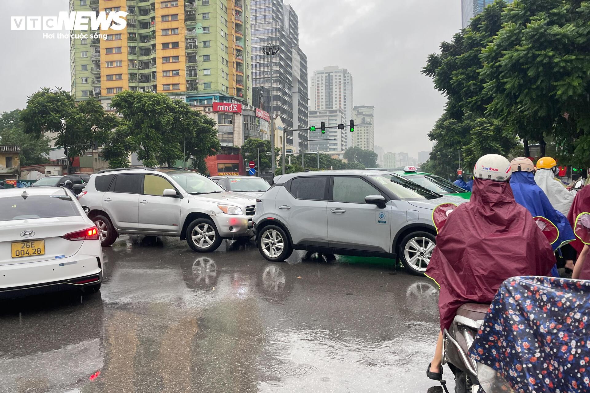 Dân công sở vất vả 'bò từng mét' giữa mưa tầm tã ở Hà Nội- Ảnh 7. Dân công sở vất vả 'bò từng mét' giữa mưa tầm tã ở Hà Nội- Ảnh 7.